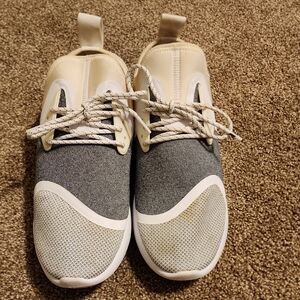 Nike LunarCharge Essential. White Gray And Speckled 10.5 Mens